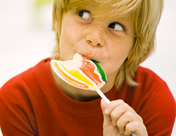 Lille dreng spiser slikkepind
