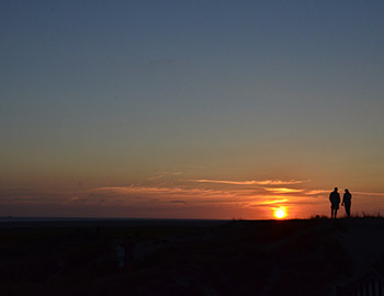 Par og solnedgang ved Grønhøj Strand