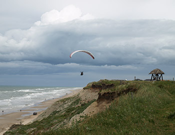 Paraglider over stranden ved Nr. Lyngby