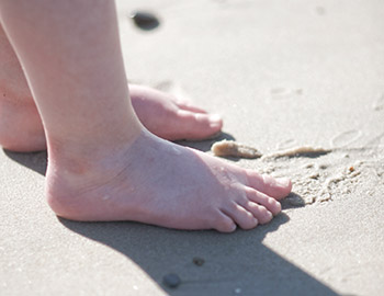 Bare tæer i sandet ved Saltum Strand