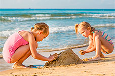 Børn leger på stranden ved Vesterhavet