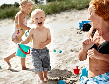 Børnefamilien nyder en dag på stranden