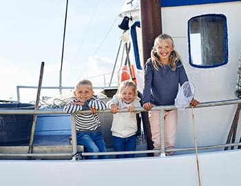 Børn ombord på en fiskekutter